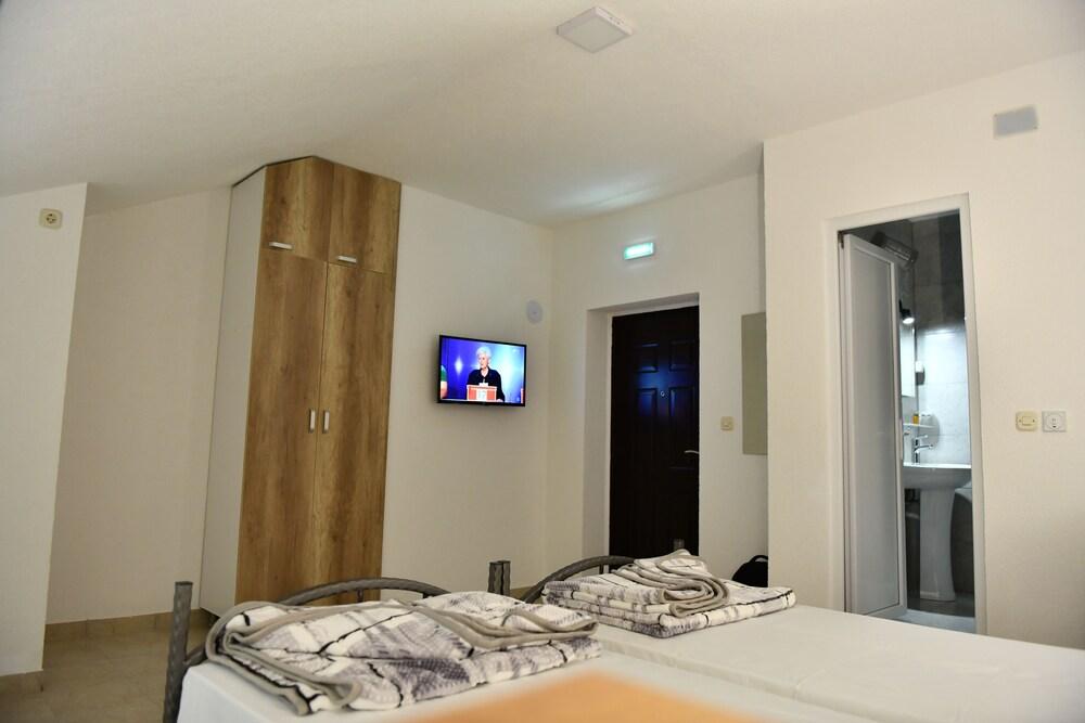 Hostel & Apartments Academy