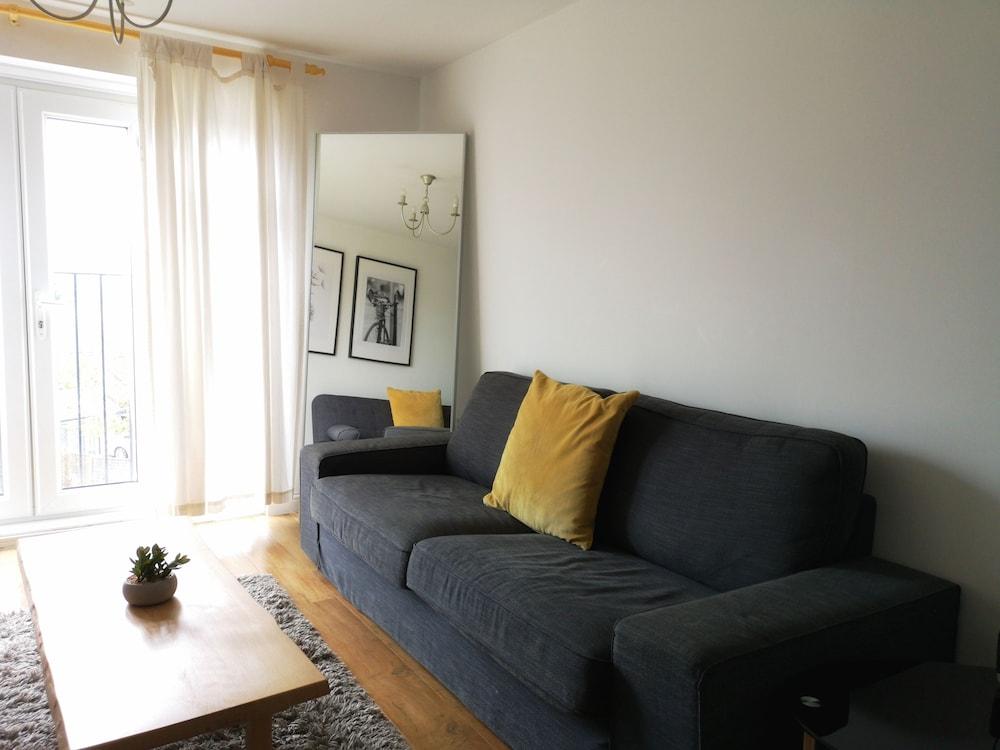 Bright & Modern 2BR Apartment Parking