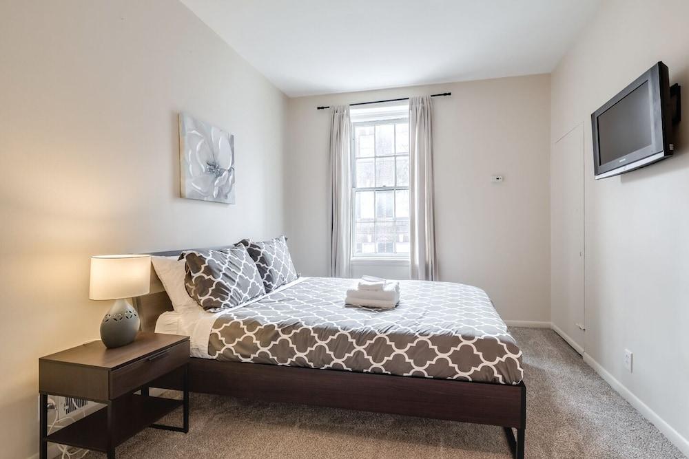 4 BD 2.5 Baths! Steps Away From Liberty Bell!