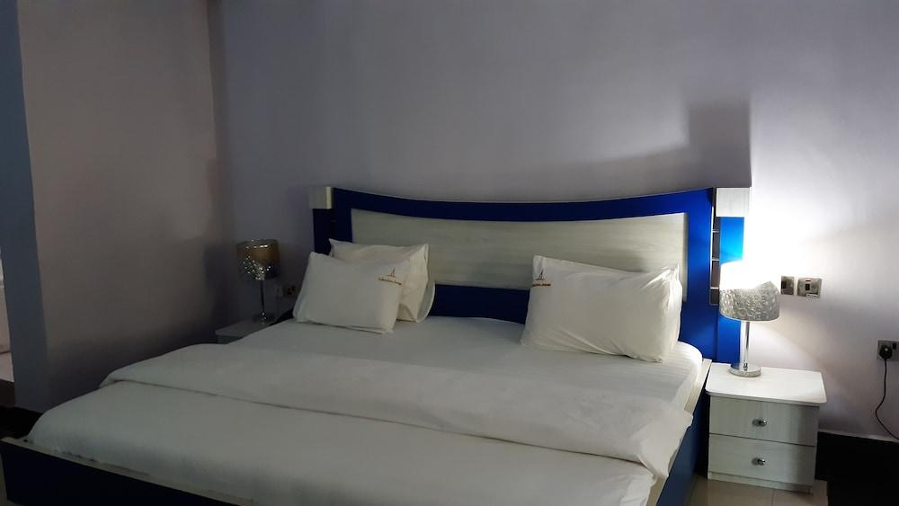 Top-Notch Suites and Apartments