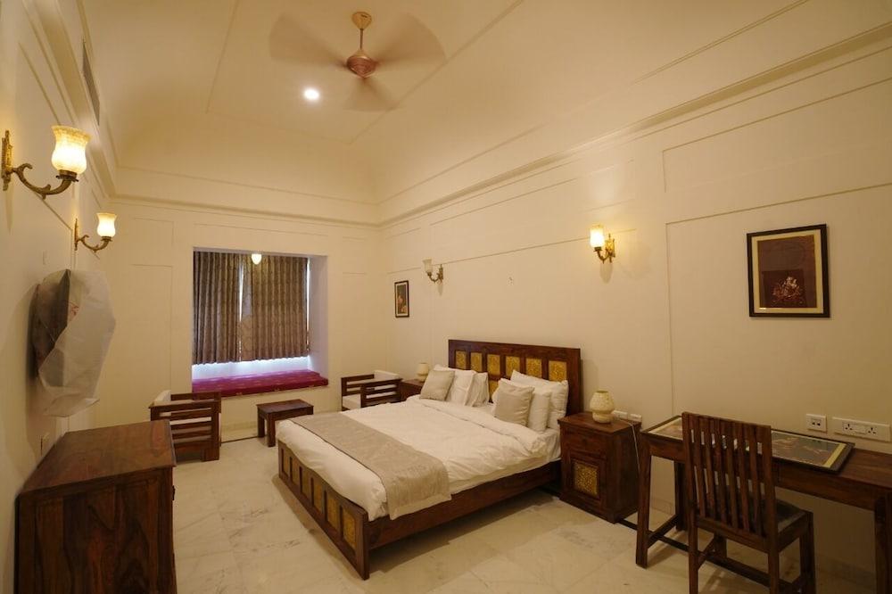 Hotel Raj Bagh Palace