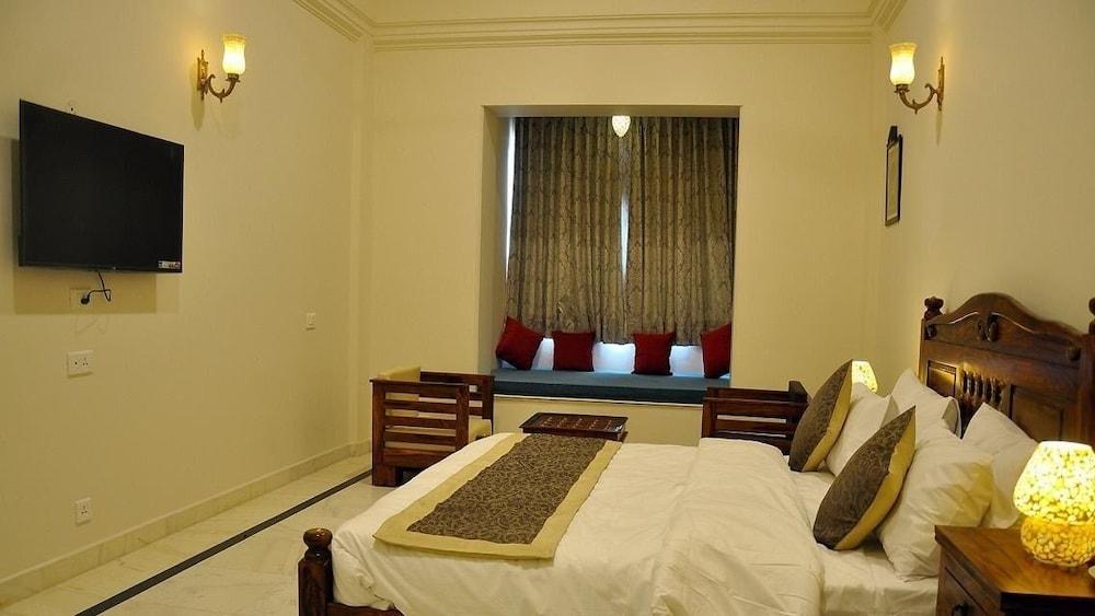 Hotel Raj Bagh Palace