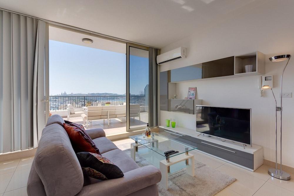 Superlative Penthouse With Spacious Terrace