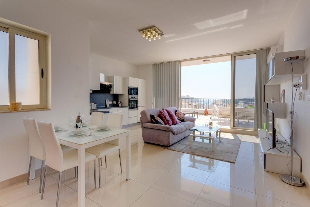 Superlative Penthouse With Spacious Terrace