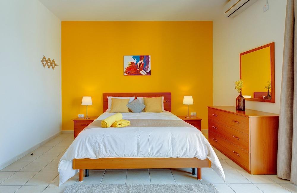 Valletta and Harbour Views Apartment in Central Sliema