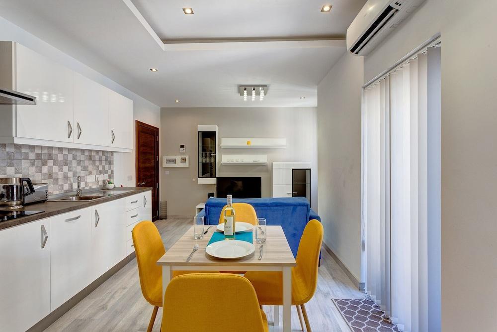 Modern Apartment Just off the Promenade