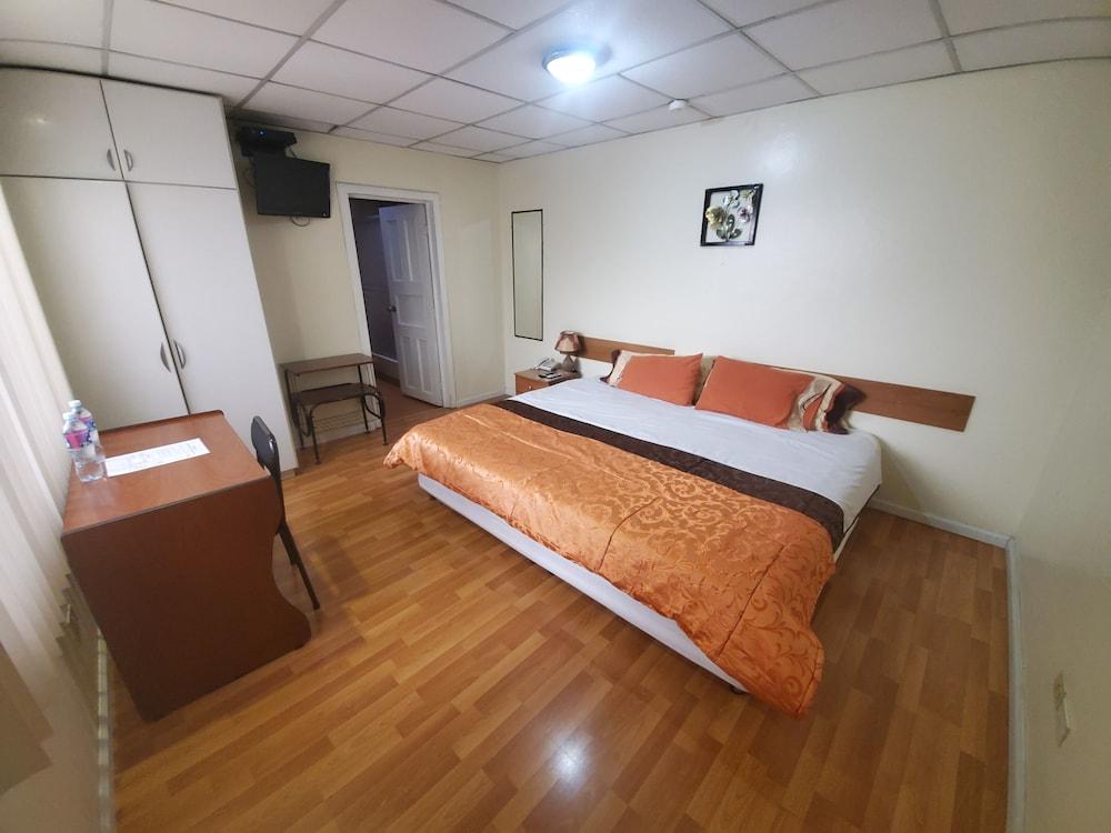 Mariscal Inn & Suites