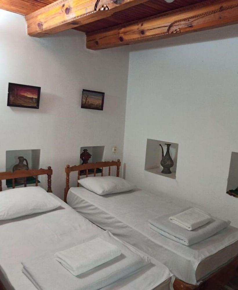 Mekhtar Ambar  Caravan sarai XIX