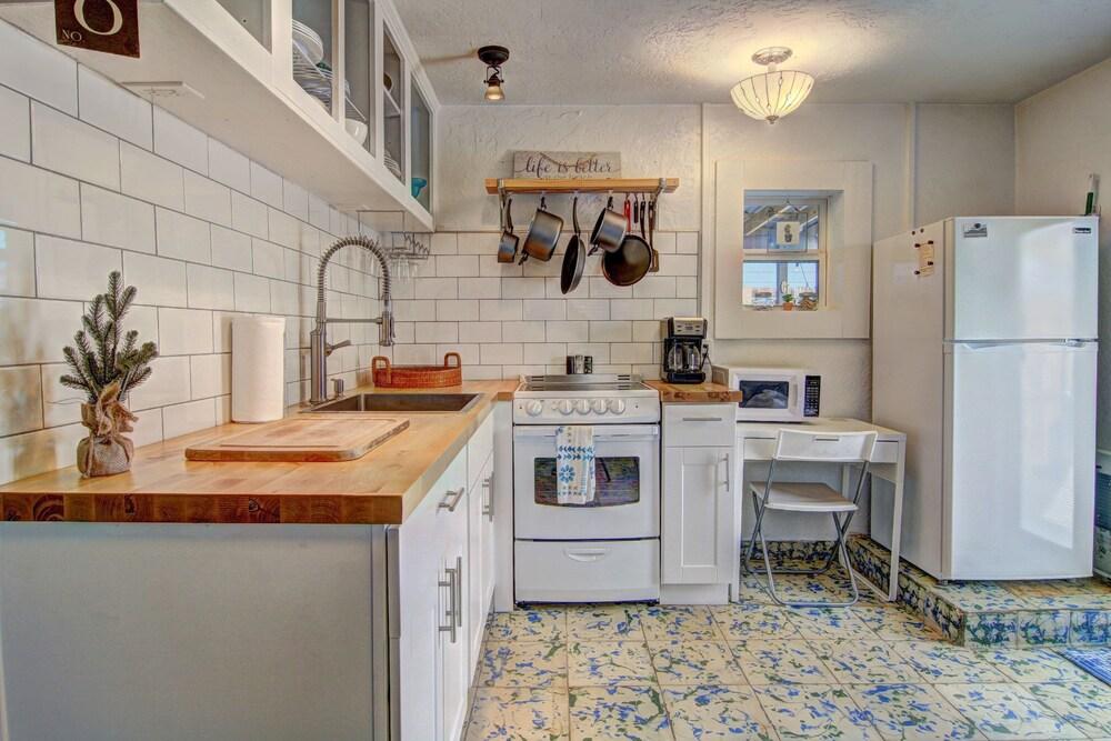 Sunshine 1 Bedroom Cottage by Redawning