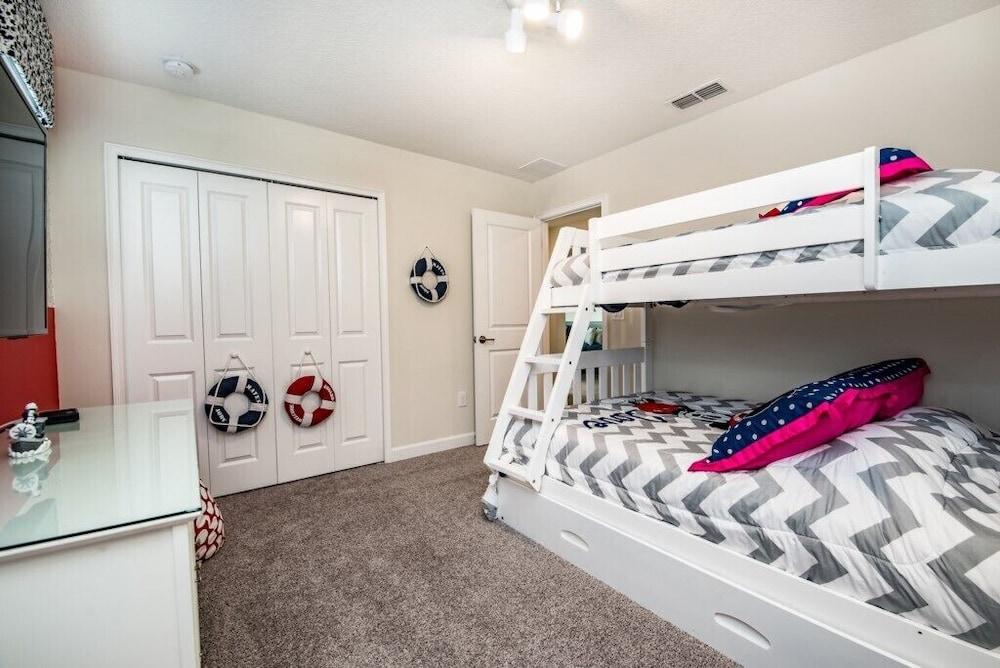 4755kcc 5 Bedroom Villa by RedAwning