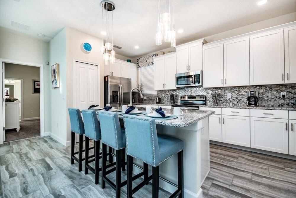 4755kcc 5 Bedroom Villa by RedAwning