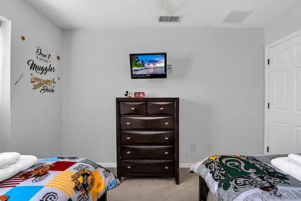 2710fkd 5 Bedroom Villa by RedAwning