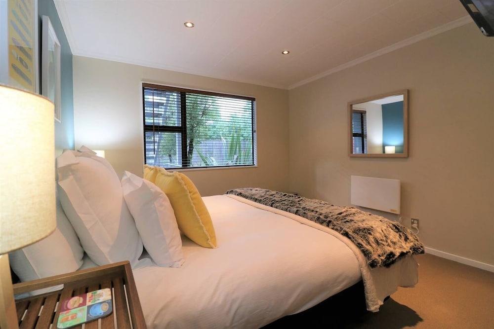 Spacious Central City Apartment with Parking