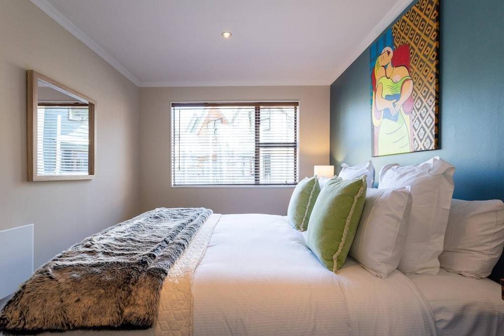 Spacious Central City Apartment with Parking