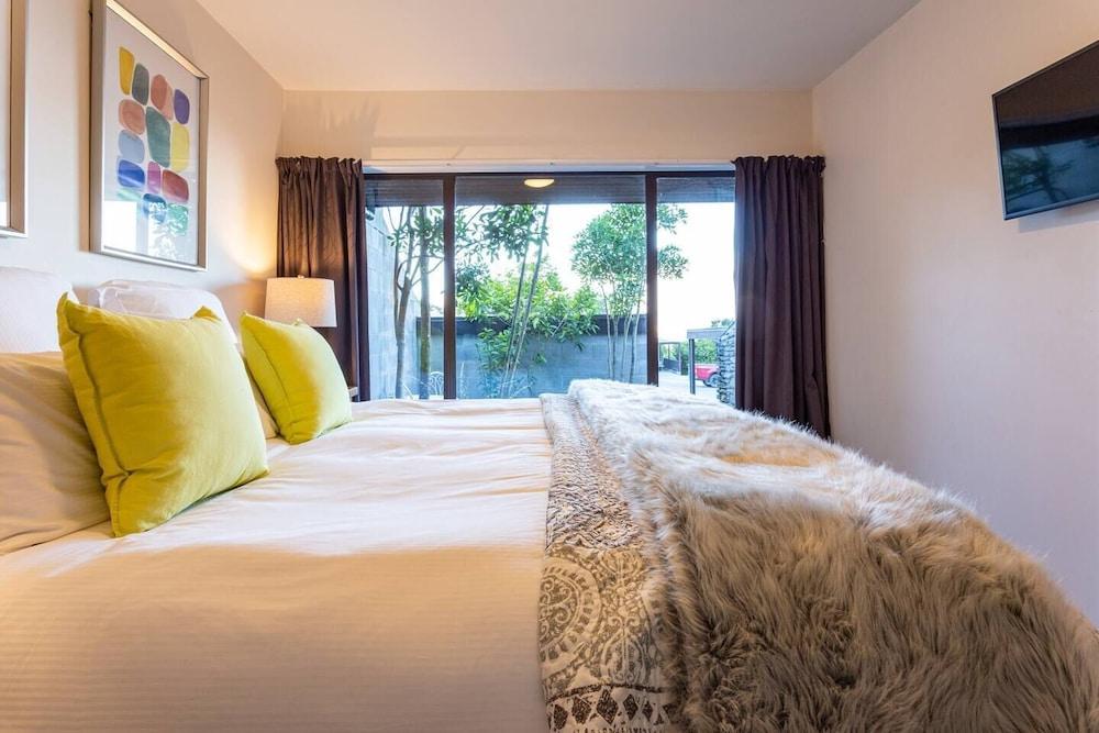 Spacious Townhouse Incredible Alpine Lake Views