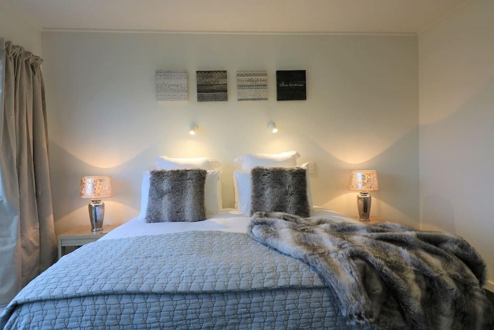 Central City Apartment, Parking, Bay Views