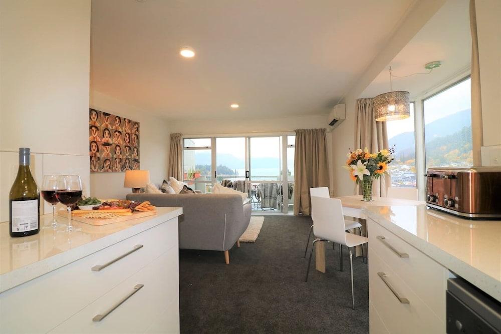 Central City Apartment, Parking, Bay Views