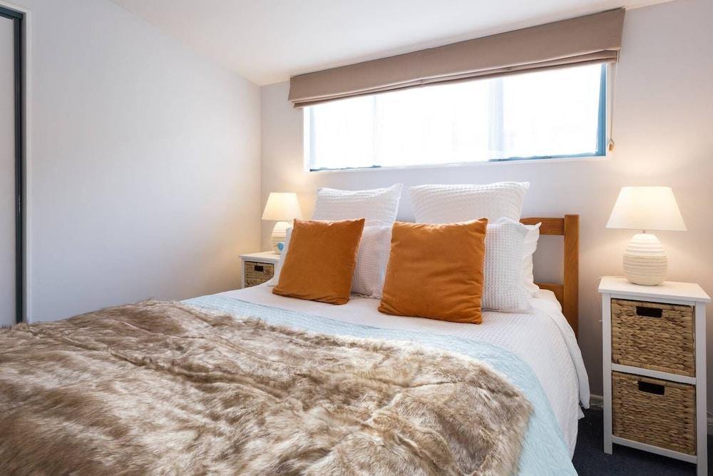 Lake Edge Family Cottage Panoramic View