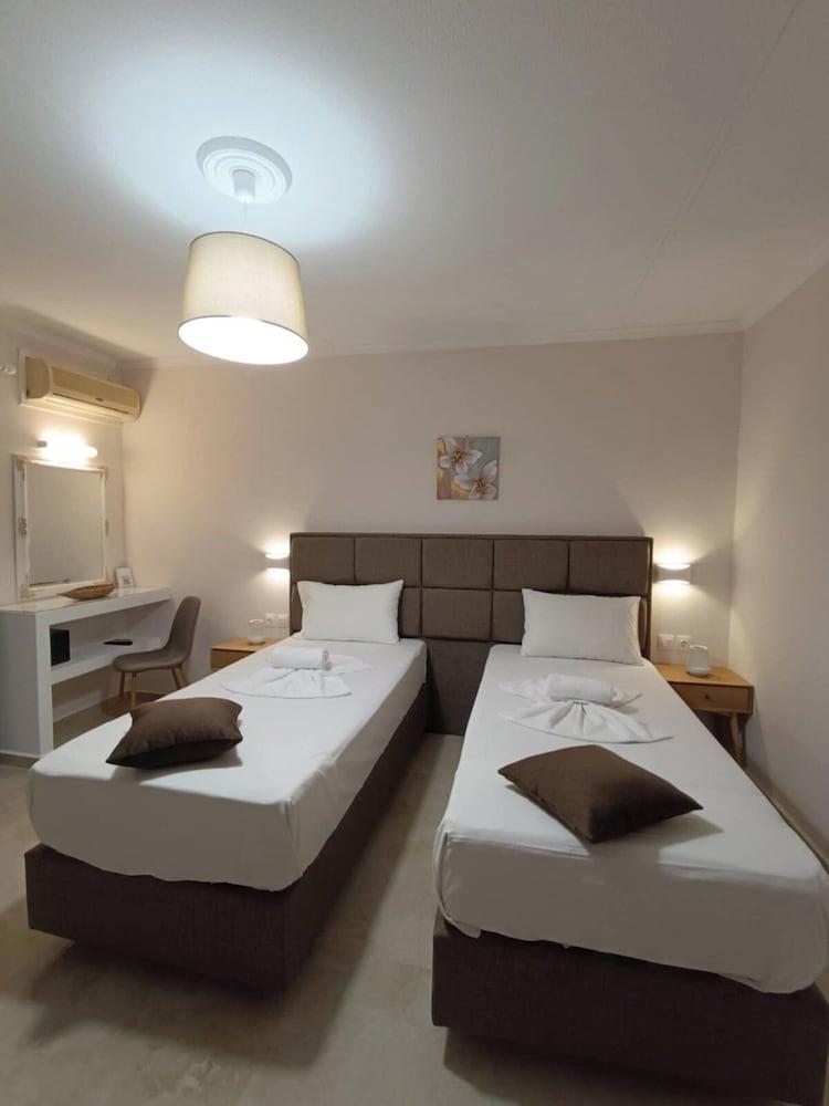 Roussa's Studios and Apartments