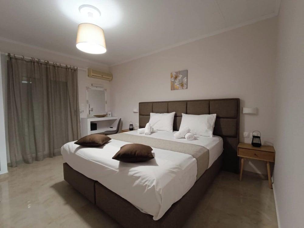 Roussa's Studios and Apartments