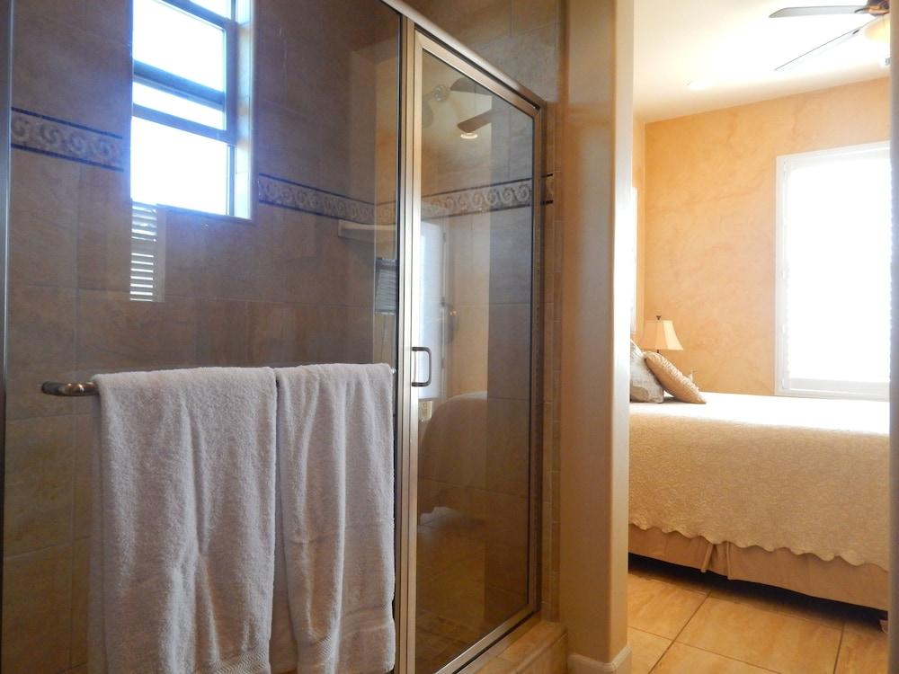 236 Ocean View 2 Bedroom Condo by Redawning