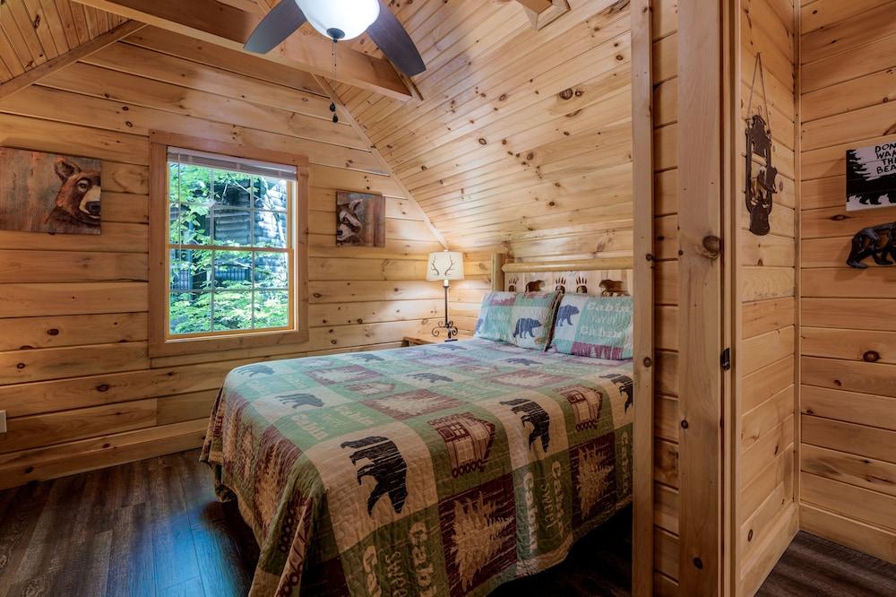 270 Black Bear 3 Bedroom Cabin by RedAwning