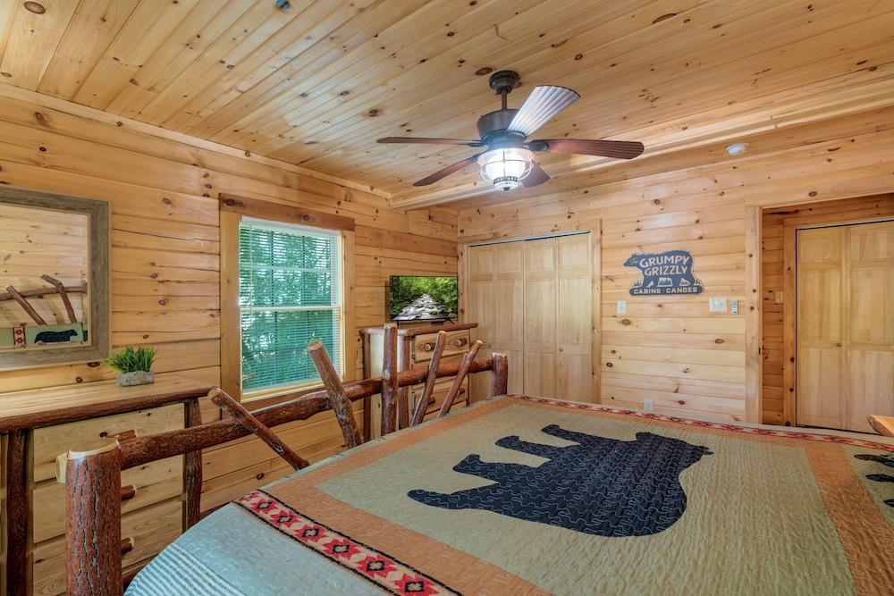 270 Black Bear 3 Bedroom Cabin by RedAwning