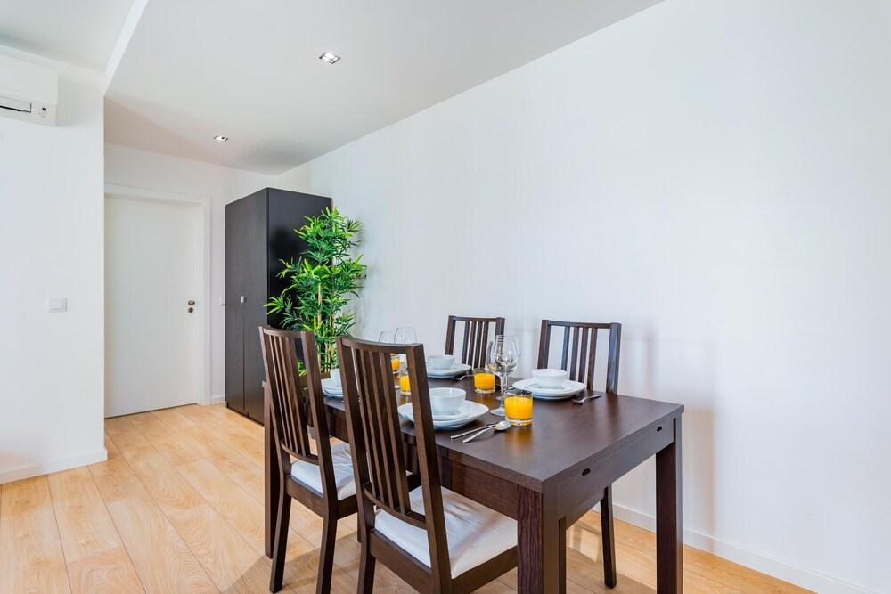 Deluxe Beach Apartment Swimming Pool