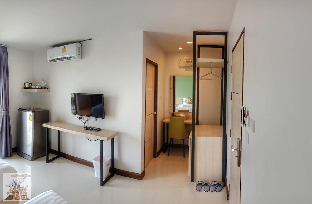 Louis' Runway View Hotel