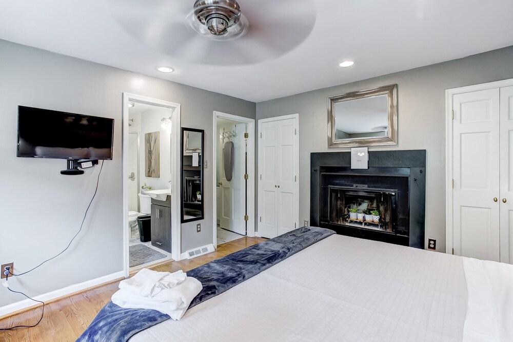 Upscale Home 2 Blocks From Harbor W/2-car Garage