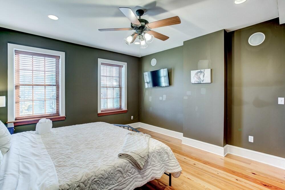 Luxurious Historic Home 1 Block From Inner Harbor