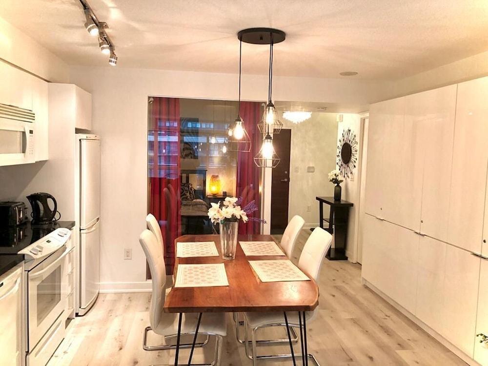 Toronto Downtown Suites CN Tower View