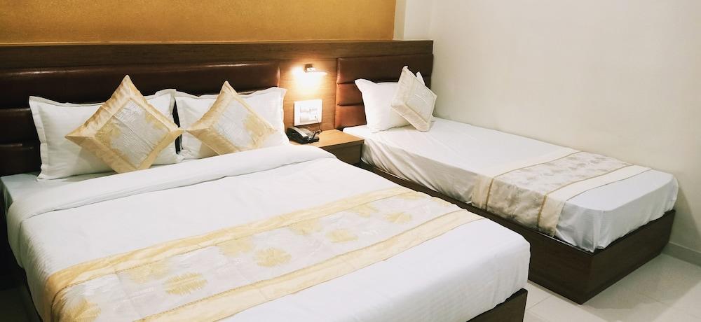 Hotel Crystal Luxury INN