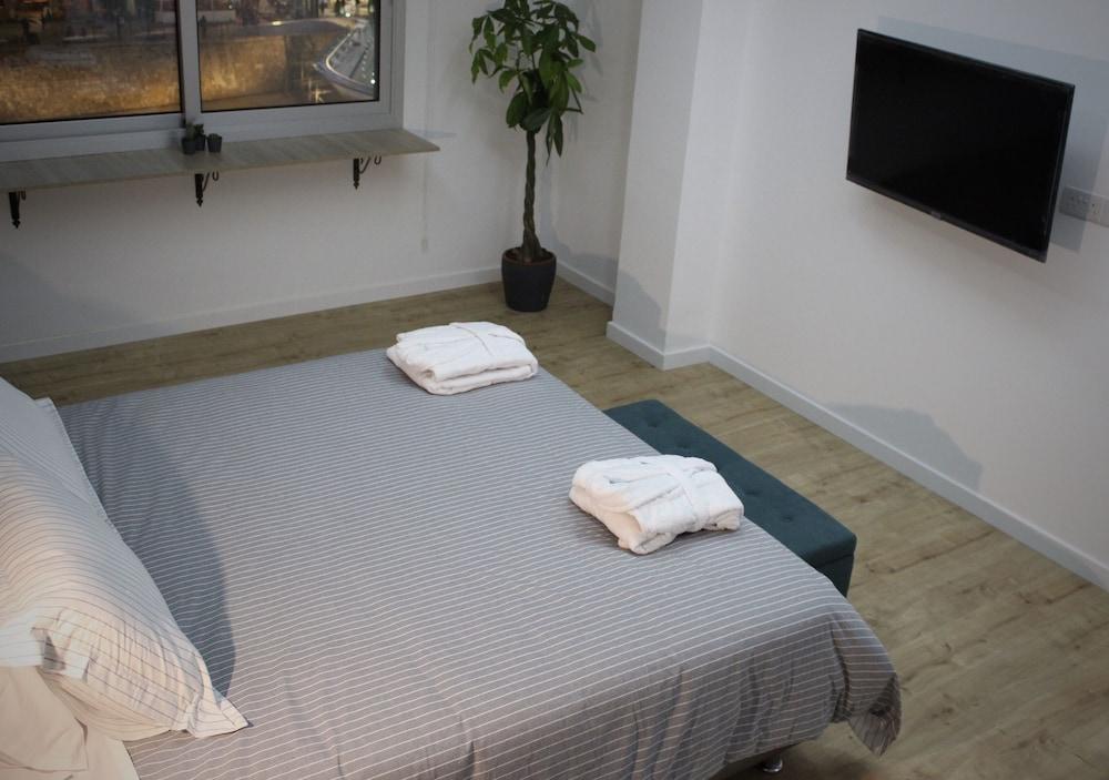 Purple Orange Luxury Suites