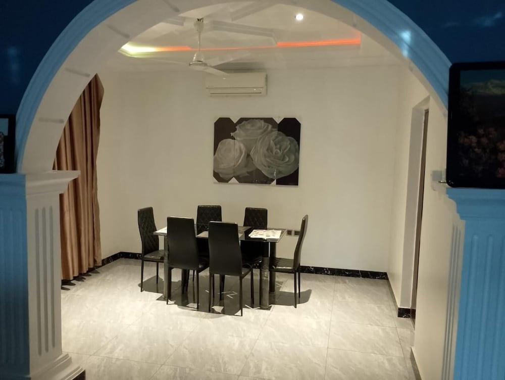 1 Bed Apartment Sleeps 2 - Parking, Garden, Wifi