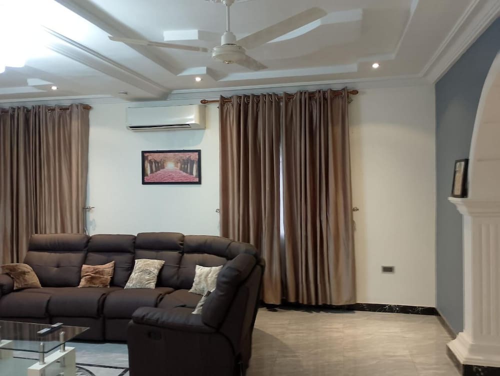 1 Bed Apartment Sleeps 2 - Parking, Garden, Wifi