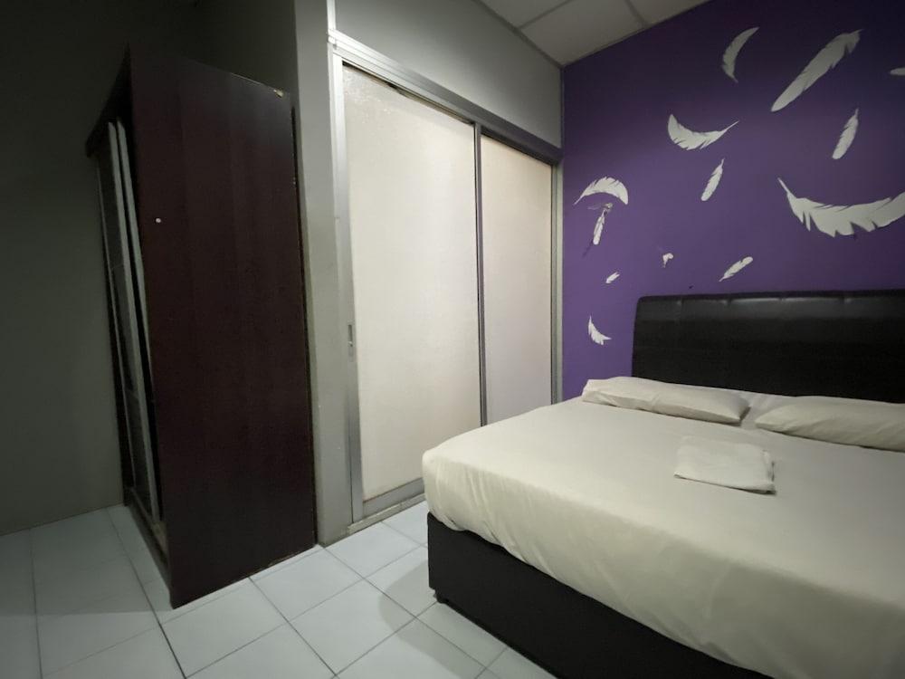 OYO 89760 Harmoni Inn Hotel