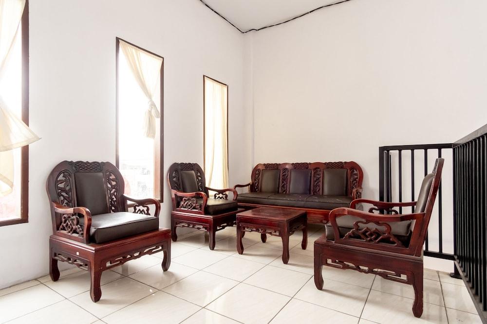 OYO 2076 Oxy Art Boarding House