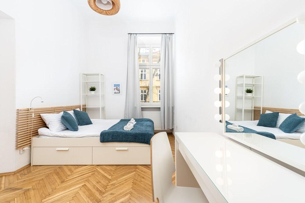 WS 3-Bedroom Old Town Apartment