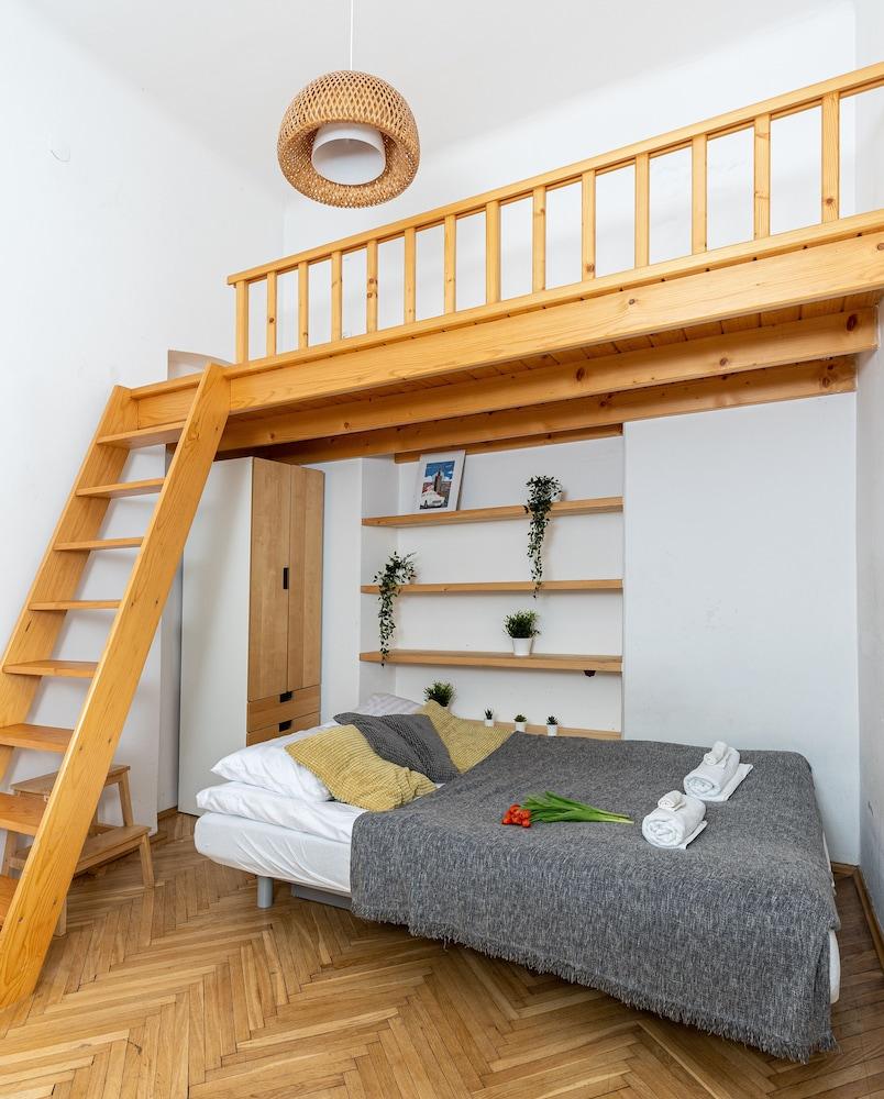 WS 3-Bedroom Old Town Apartment