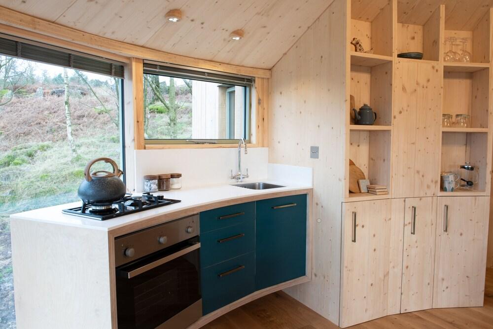 Luxury and Peaceful 1-bed Roundhouse With Hot Tub