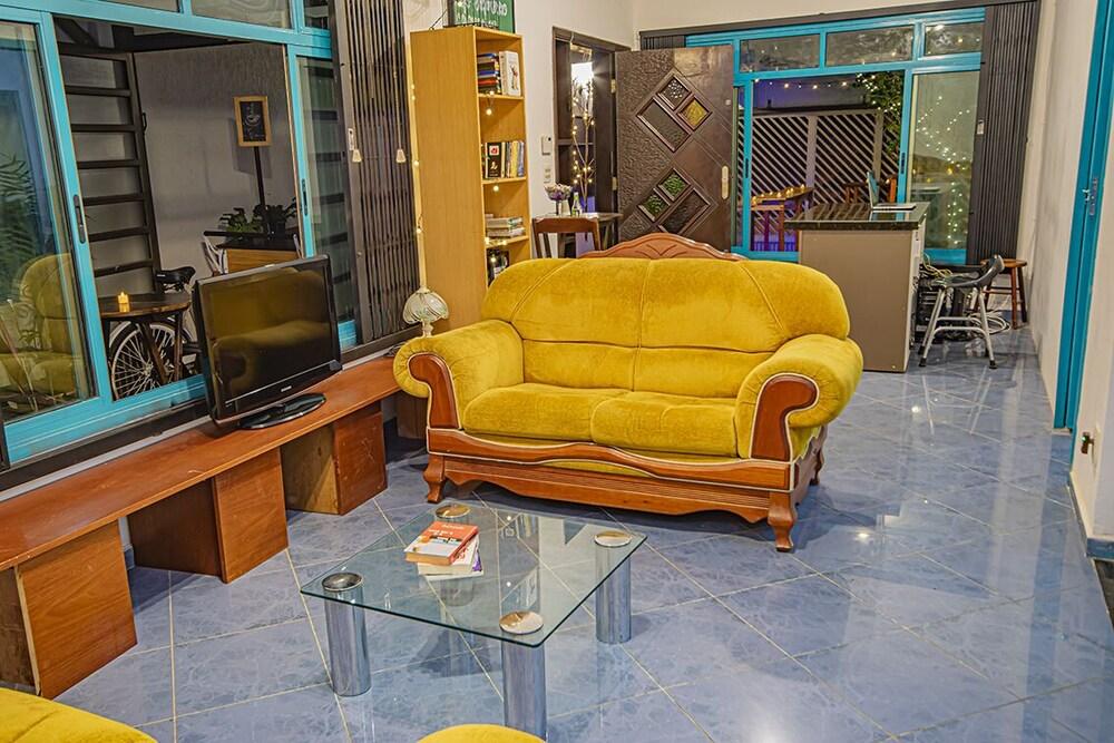 Hobi Hostel Bar & Lounge