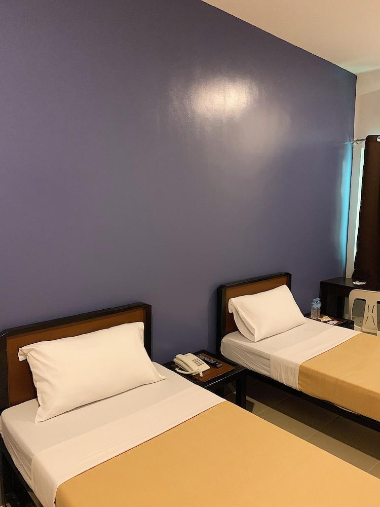 Apo Reef Travellers Hotel