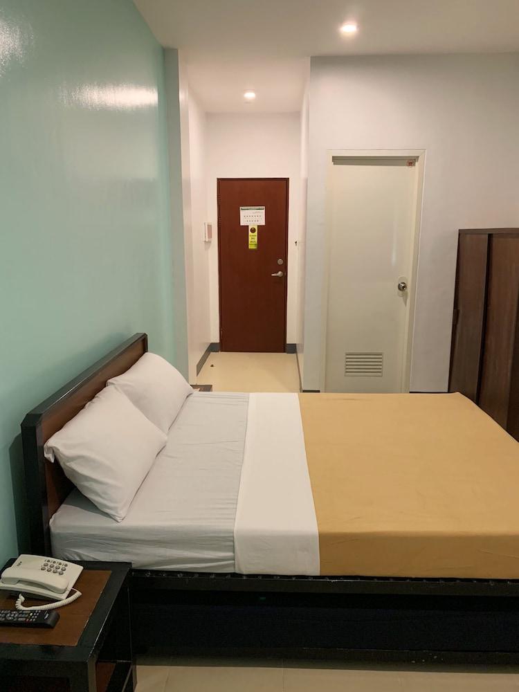 Apo Reef Travellers Hotel