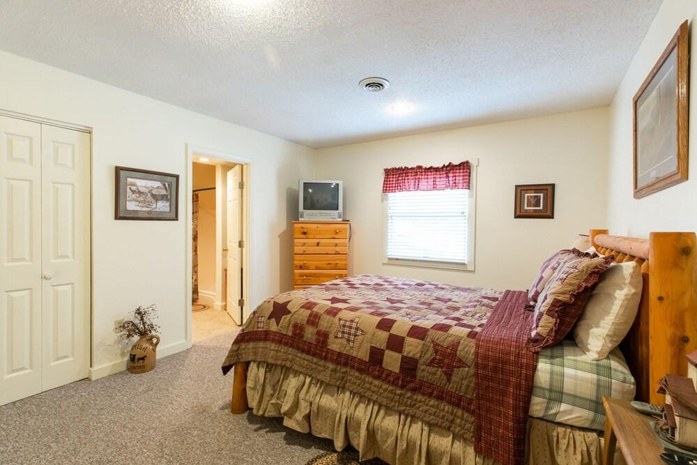 SmokyStays 9 Bedroom Cabin