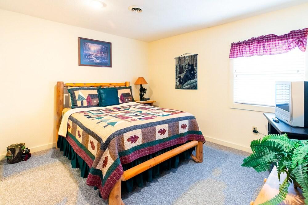 SmokyStays 9 Bedroom Cabin