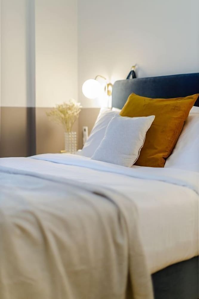 UPSTREET Hidesign Acropolis Apartment