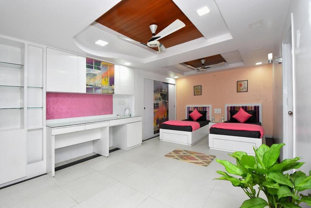 Pink Elephant Haveli - Hostel