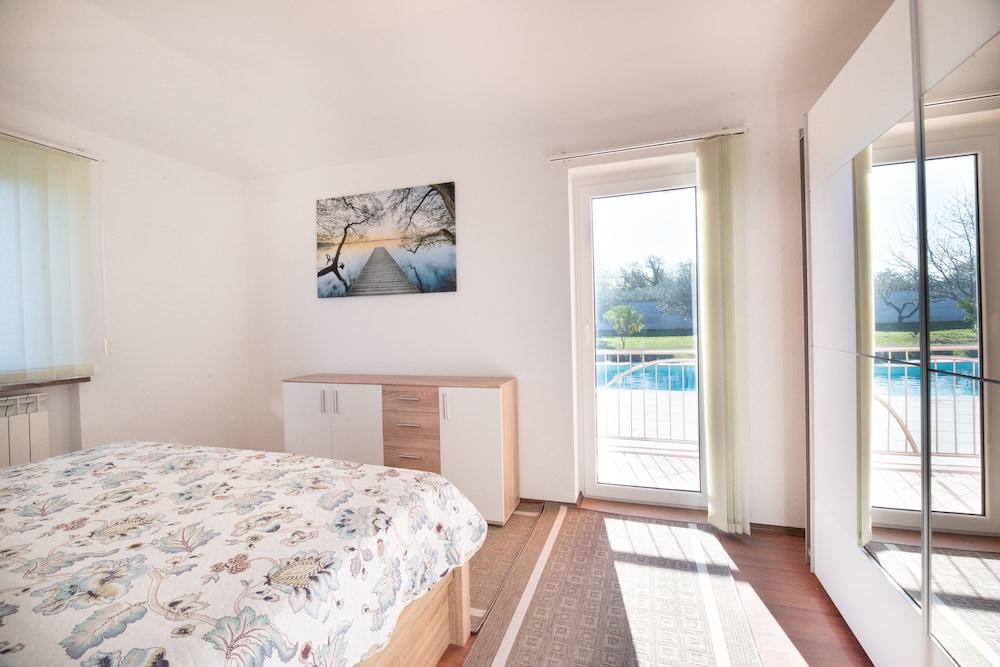 Olive & Lavender villa with pool