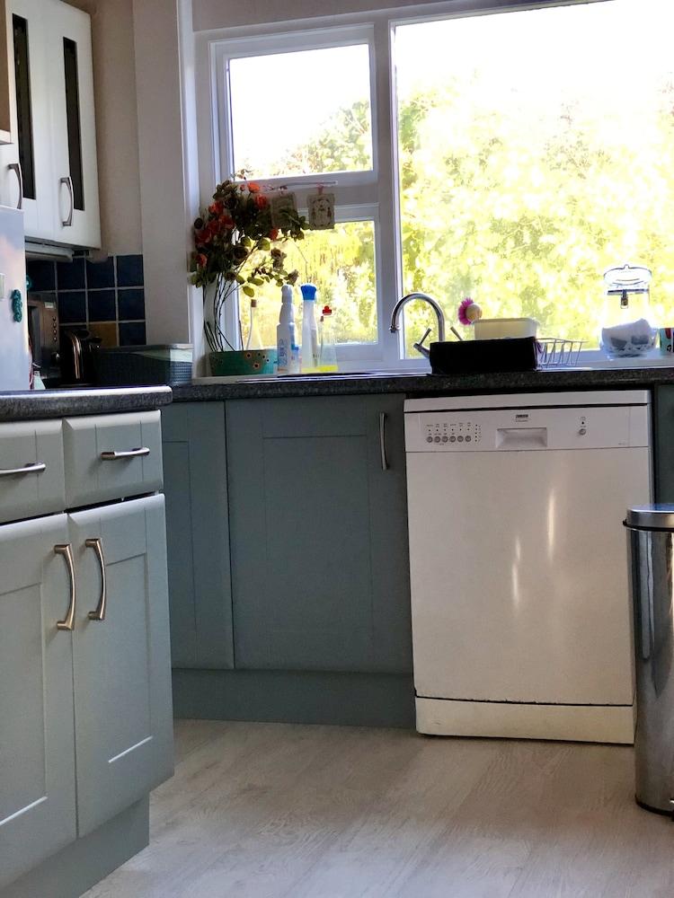 3 Bed Cottage - Sleeps 6 - Pets - Garden - Parking